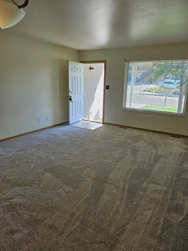 Building Photo - 931 Village Cir