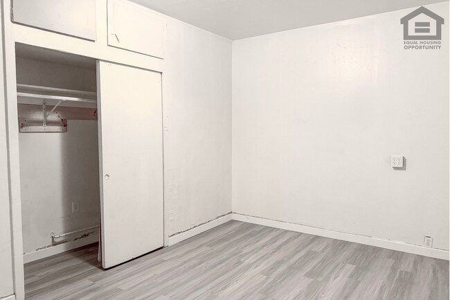 Building Photo - 903