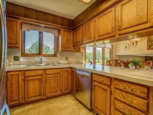 Building Photo - Beautiful 4 Bedroom 3 Bathroom Home With 2...