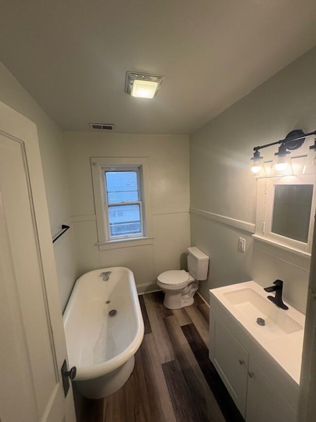 Building Photo - 723 W Armstrong Ave