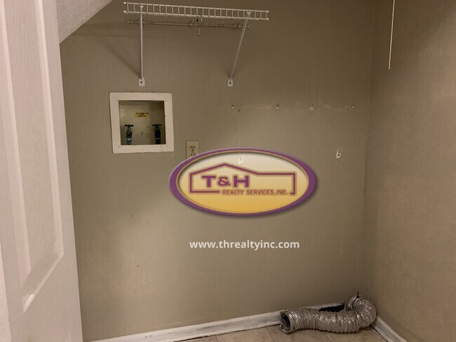 Building Photo - Spacious Home in Perry Township!