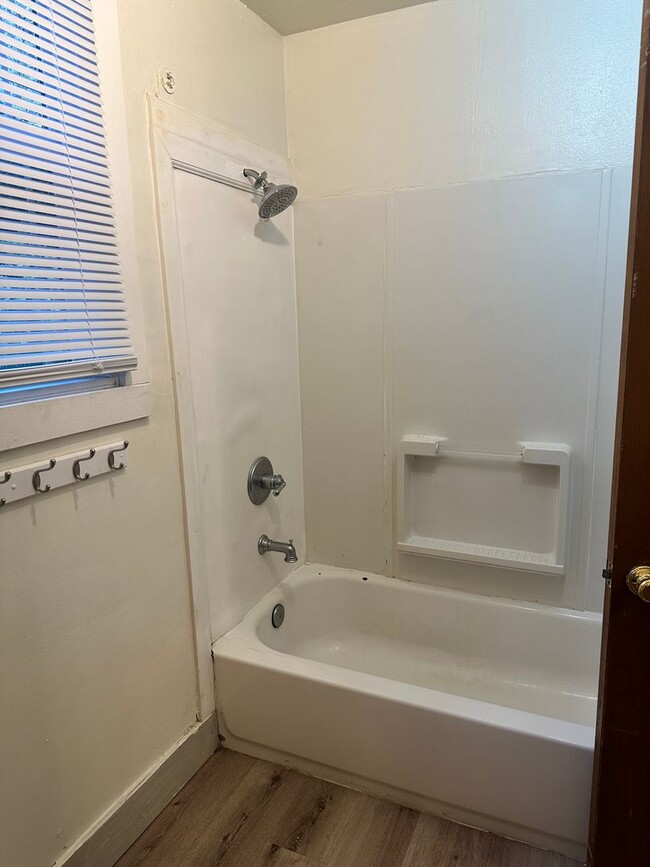 Building Photo - Great 5 Bedroom + 2 Bath House with Flexib...