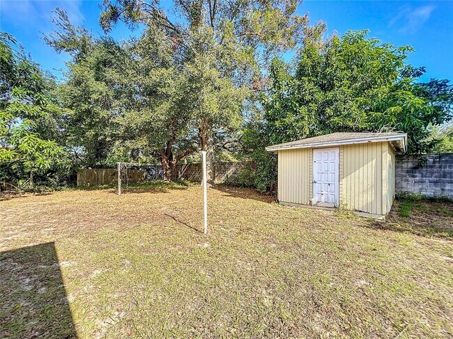 Building Photo - 3 bedroom 2 bath home with solar panels, workshop, large backyard and Florida Room!