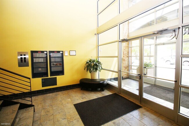 Building Photo - 2 br, 2 bath Condo - 521 W Superior St Uni...