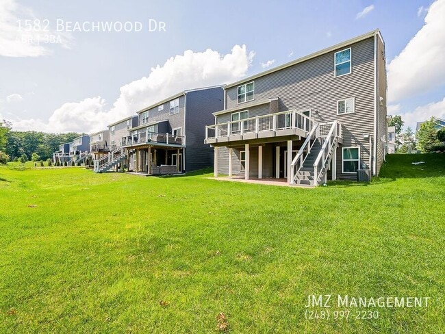 Building Photo - 1582 Beachwood Dr