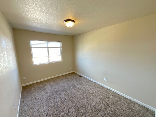 Building Photo - 3 Bedroom Townhome Available Near Dublin B...