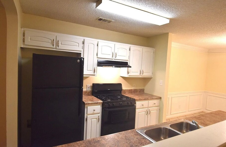 Building Photo - 1323 N Hampton Dr