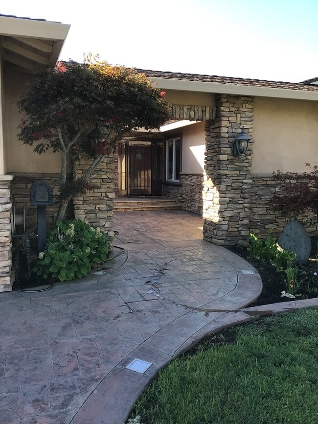 Building Photo - Stunning Executive Home in Almaden