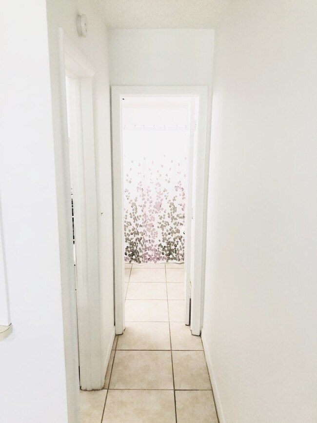 Building Photo - 751 Pine Dr