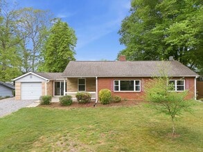 Building Photo - Charming home in Swannanoa, NC