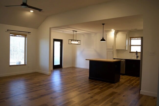 Building Photo - Modern 3 Bed 2 Bath House in Willow Falls!