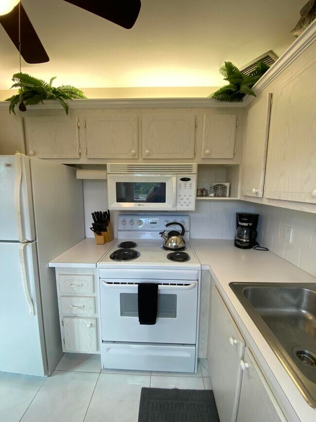 Building Photo - 72 Newport D