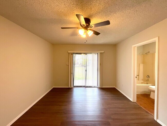 Building Photo - **MOVE IN SPECIAL!!** Spacious 2 Bedroom / 2 Bath Unit!