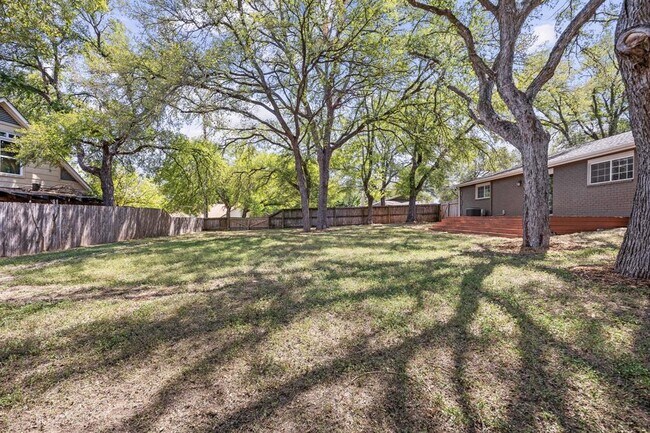Building Photo - 2904 Northeast Dr