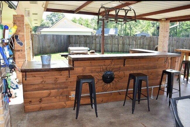 Building Photo - 878 W Hawthorne Rd