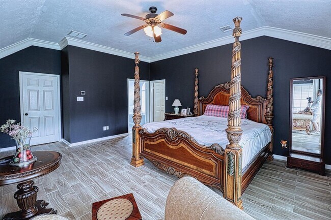 Building Photo - 2123 Meadow Park Cir