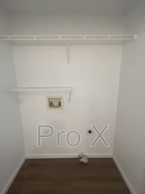 Building Photo - 2615 E 6th St