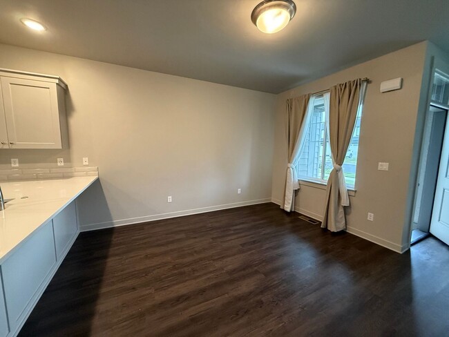 Building Photo - Beautiful 3 Bed/2.5 Bath Townhome - NE Bend