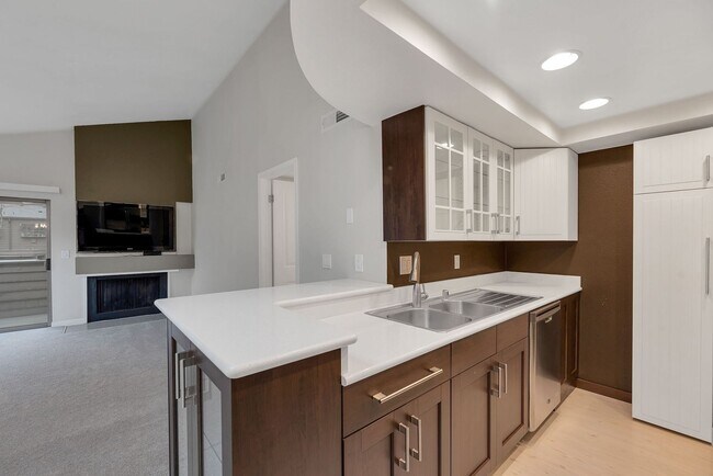 Building Photo - Great 1bed 1bath Location in Kirkland! Parking and W/S/G included in rent