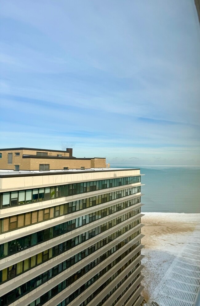 Building Photo - 5757 N Sheridan Rd