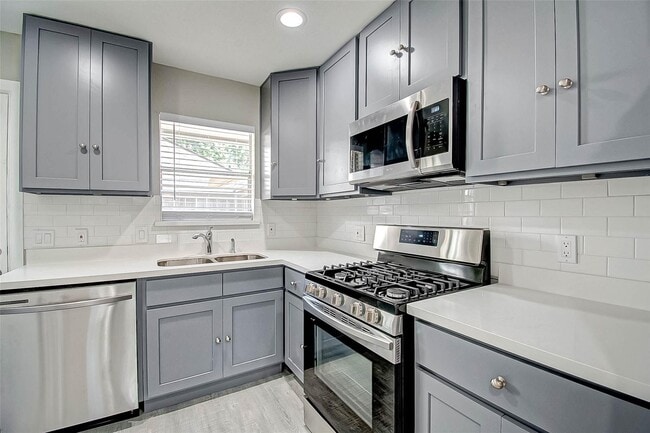 Building Photo - 1104 W Tri Oaks Ln