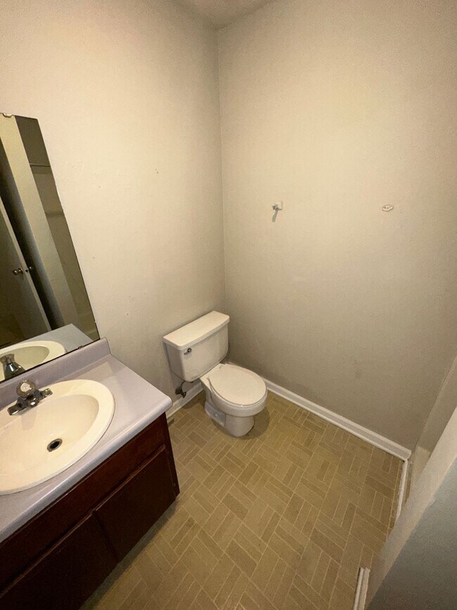 Building Photo - 3 bed 3 bath townhomes available Mid-July