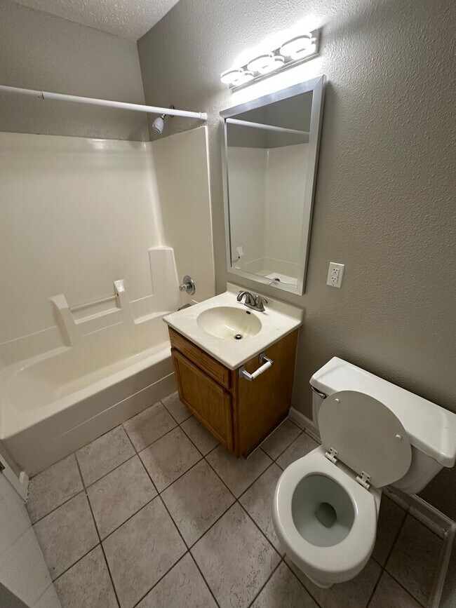 Building Photo - Upgraded 2 Bed 2 Bath Available at Coral C...