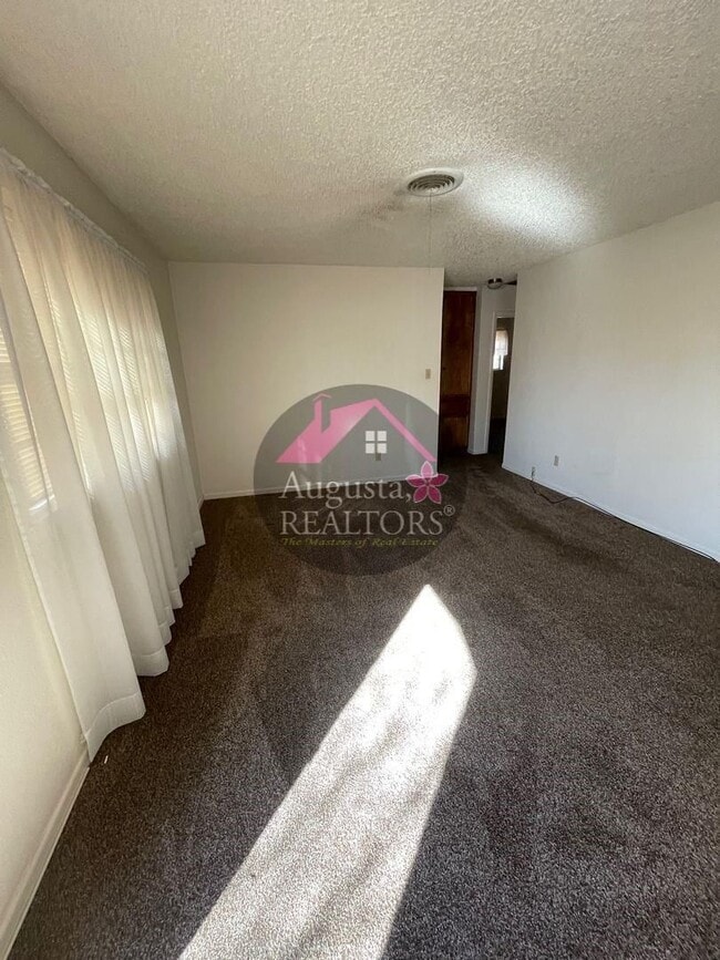 Building Photo - Southside Duplex with Covered Parking-Great location