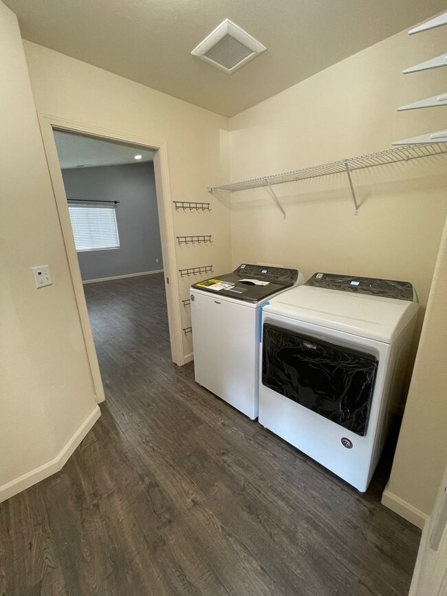 Building Photo - Beautiful Three Bedroom Two Bath in Kennewick