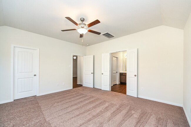 Building Photo - 1022 Schooner St