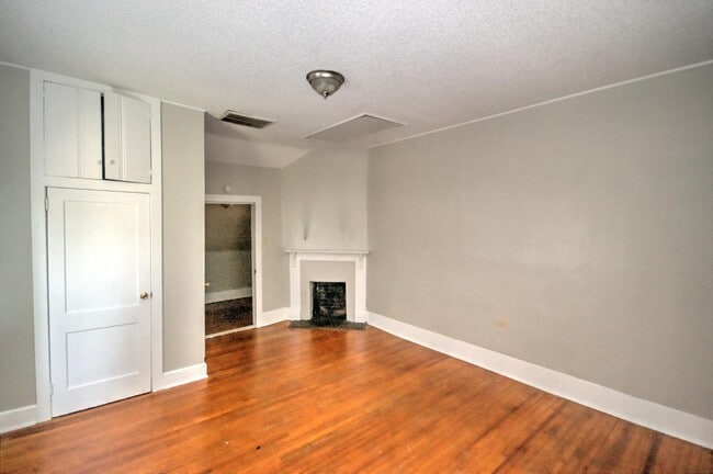 Building Photo - 130 Tryon St