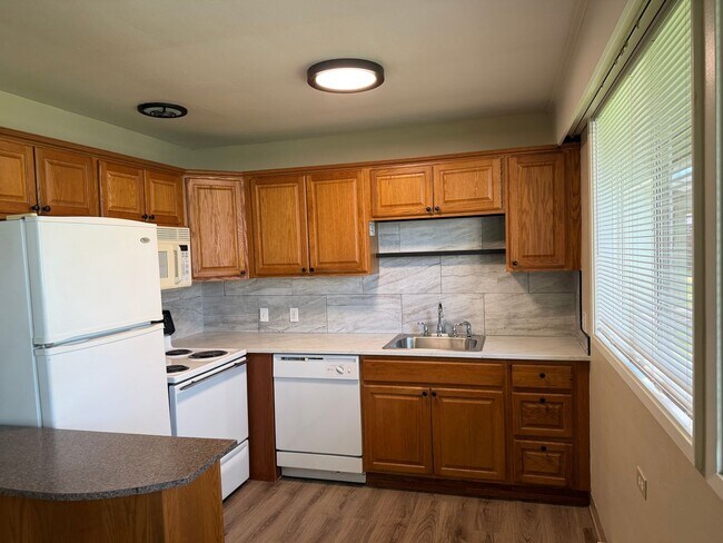 Building Photo - Updated 2 bedroom 1 bath duplex in Eugene!  $200 OFF YOUR FIRST MONTH'S RENT!