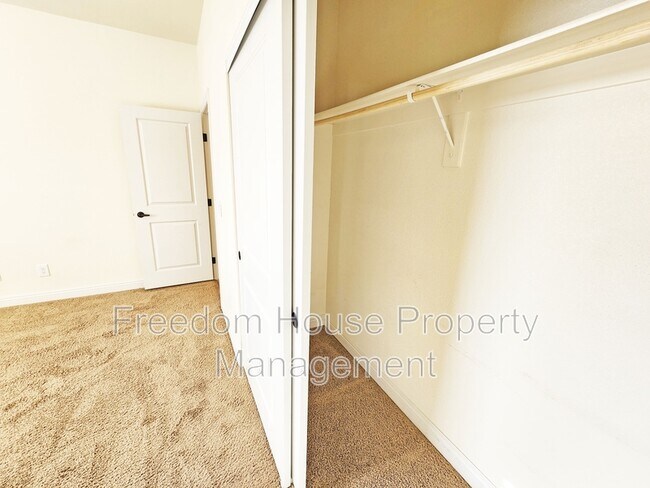 Building Photo - 4920 Honey Locust Dr