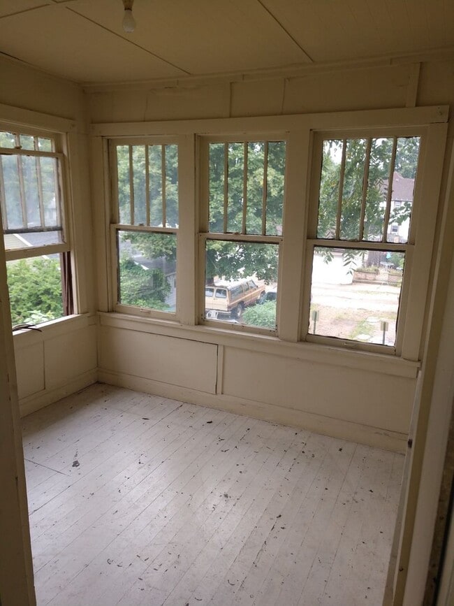 Building Photo - Spacious 4-Bed, 1.5-Bath Home in Vilas Nei...