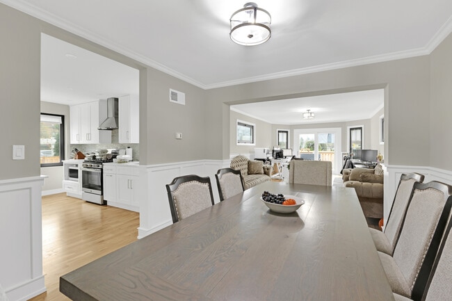 Building Photo - 819 Albion Ave