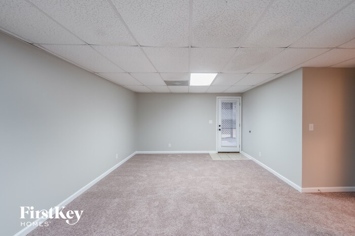Building Photo - 352 Parkwood Dr