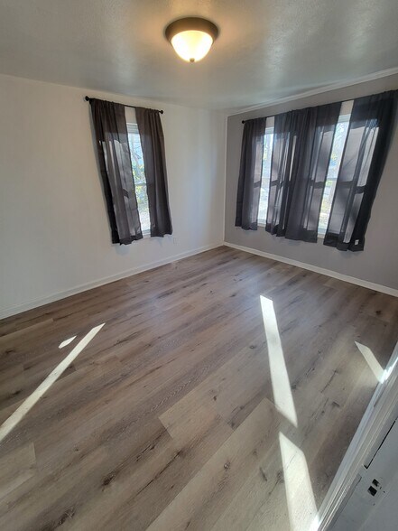 Building Photo - 513 W 7th Ave