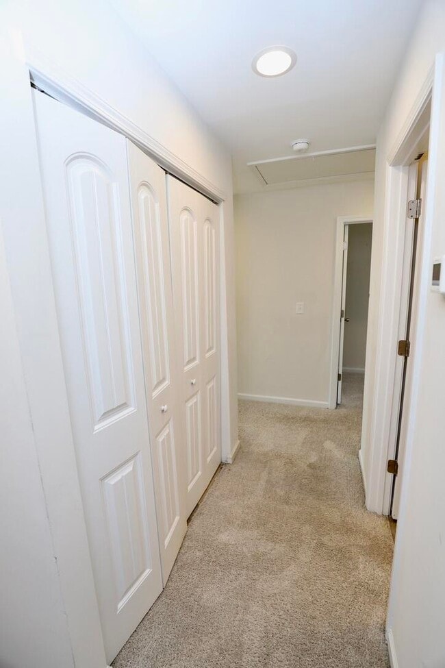 Building Photo - 2943 Old Field Rd