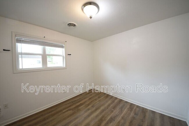 Building Photo - 823 Brentwood Dr
