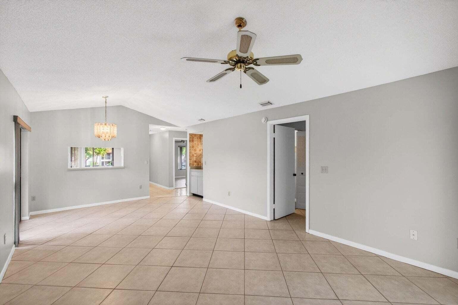 Building Photo - 400 Club Cir