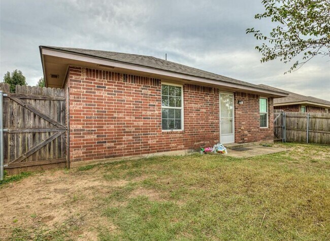 Building Photo - Charming 3 Bedroom Home in Yukon with Modern Updates