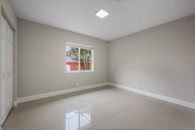 Building Photo - 1137 NE 1st Ave.