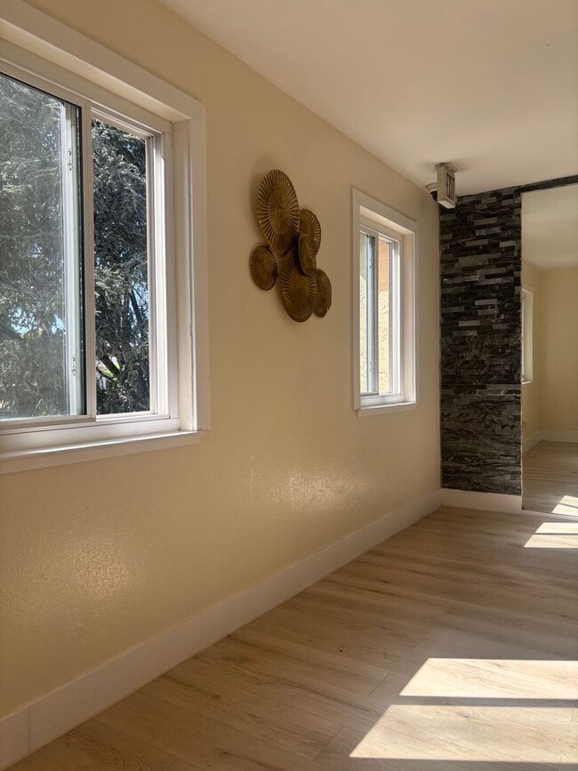 Building Photo - Redwood City Apartments Unit 5