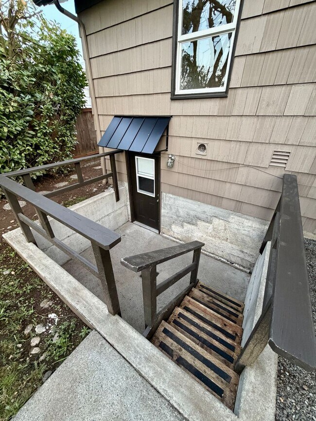 Building Photo - Beautifully Updated Ridgecrest 4-Bedroom Home 1/2 Month Rent Concession!!!