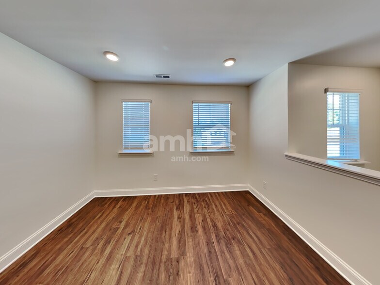 Building Photo - 552 Rivermist Dr