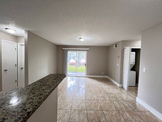 Building Photo - Great 1/1 condo in gated community!