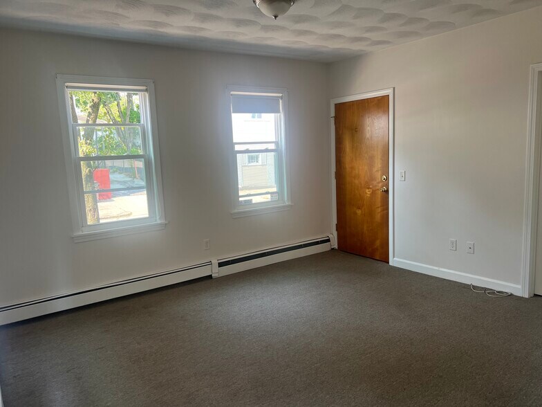 Building Photo - 143 Putnam St