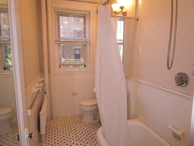 Building Photo - 122 Riverway
