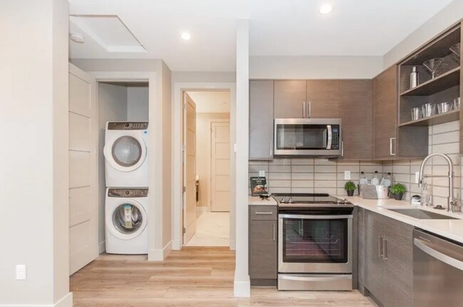 Building Photo - 1 bedroom condo, located steps from all of...