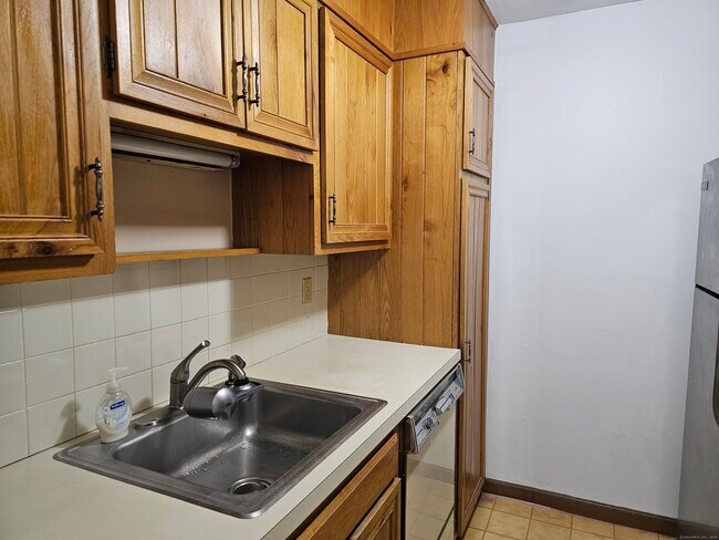 Building Photo - 34 Padanaram Ave